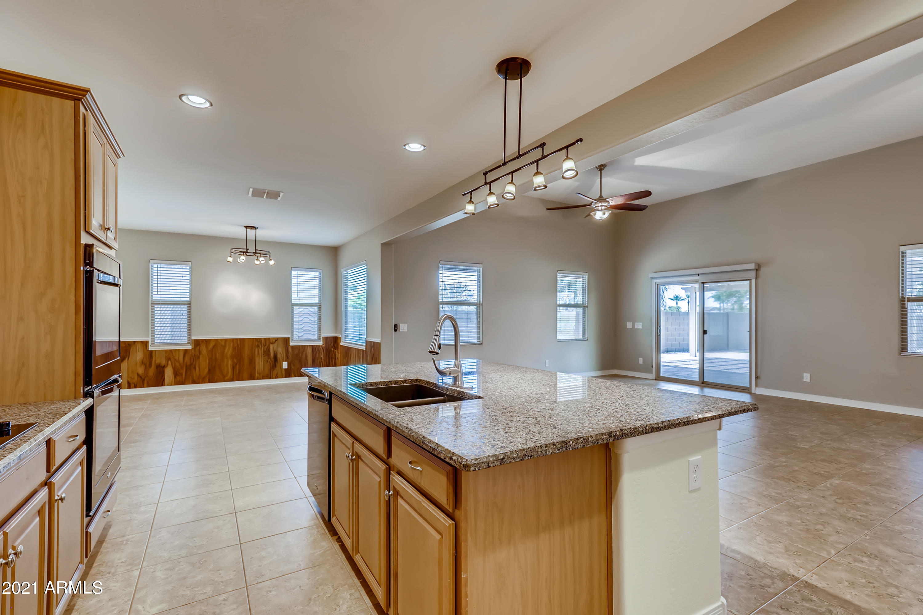 19698 North Flamingo Road Maricopa, AZ 85138 - Photo 13 of 33 12-352275270-32 Kitchen
