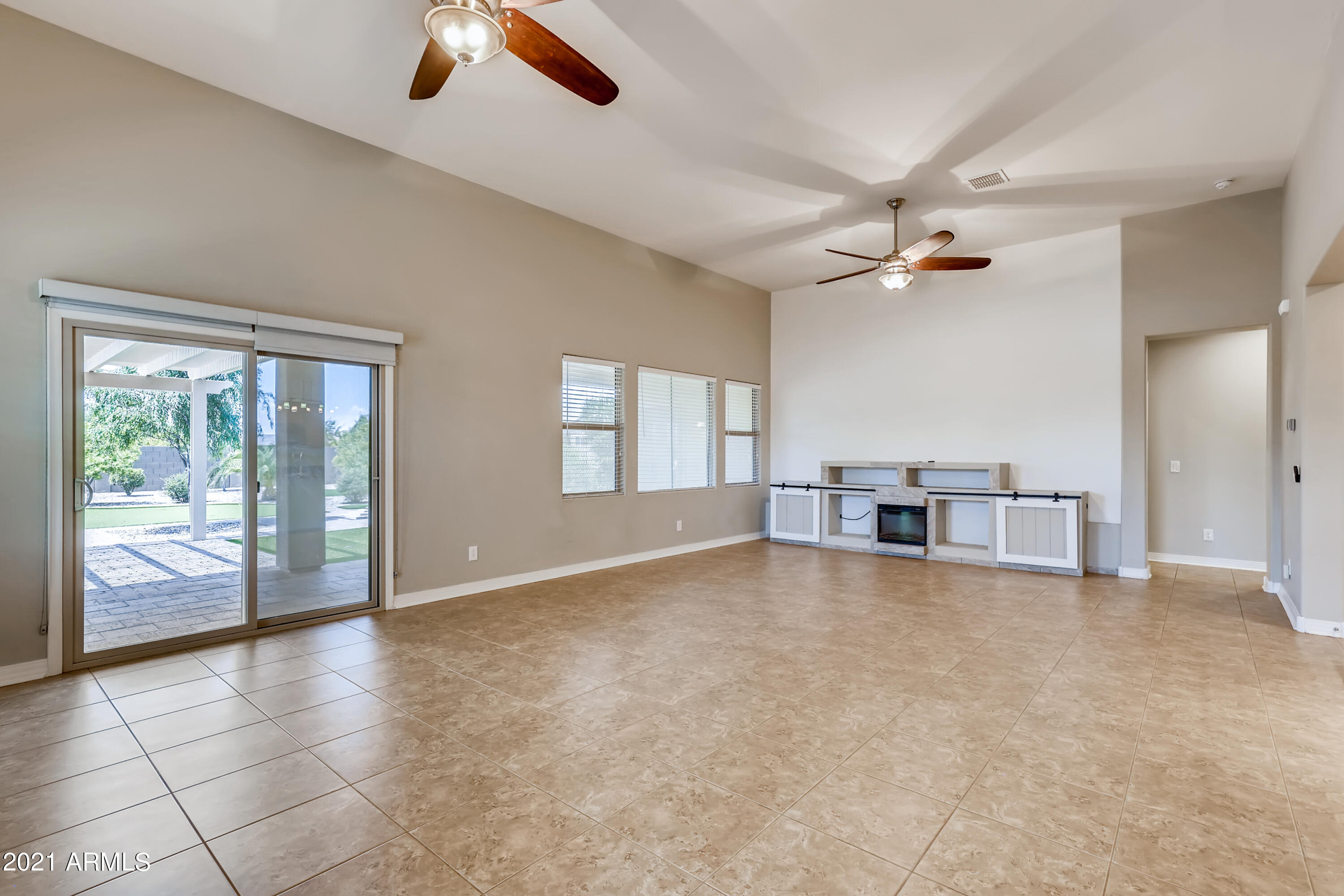 19698 North Flamingo Road Maricopa, AZ 85138 - Photo 7 of 33 6-856261106-19 Living Room