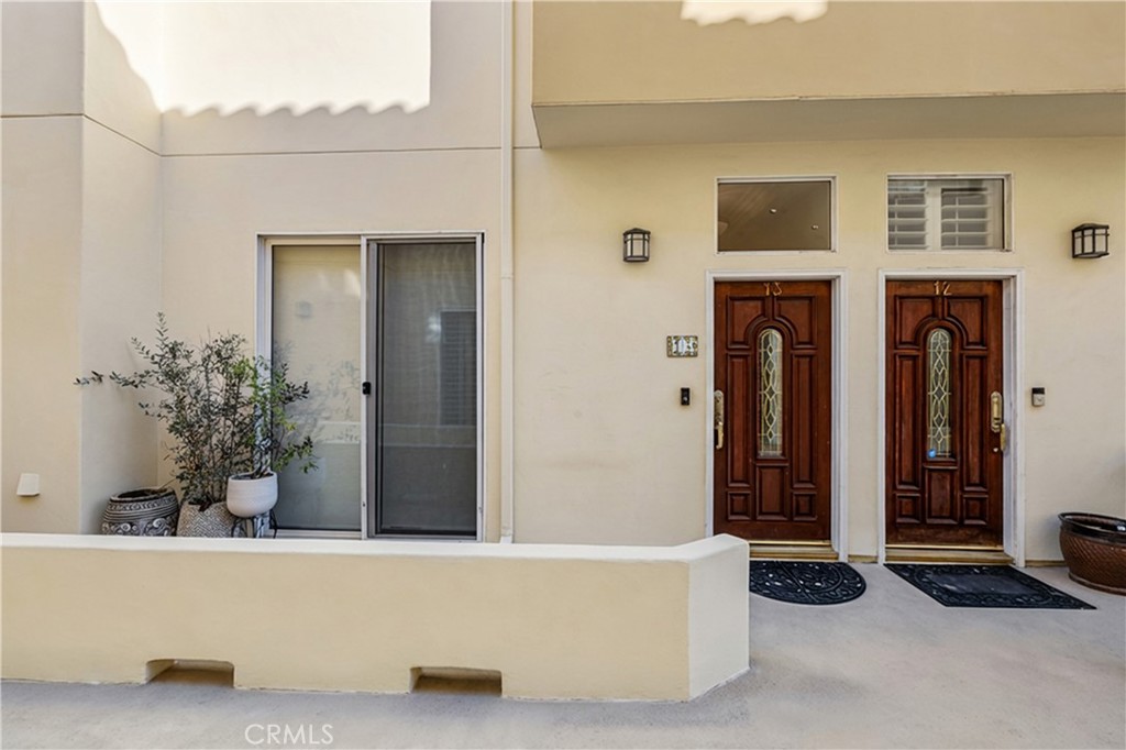 14535 Margate Street, Unit 13 Sherman Oaks, CA 91411 - Photo 20 of 22 a living room with furniture
