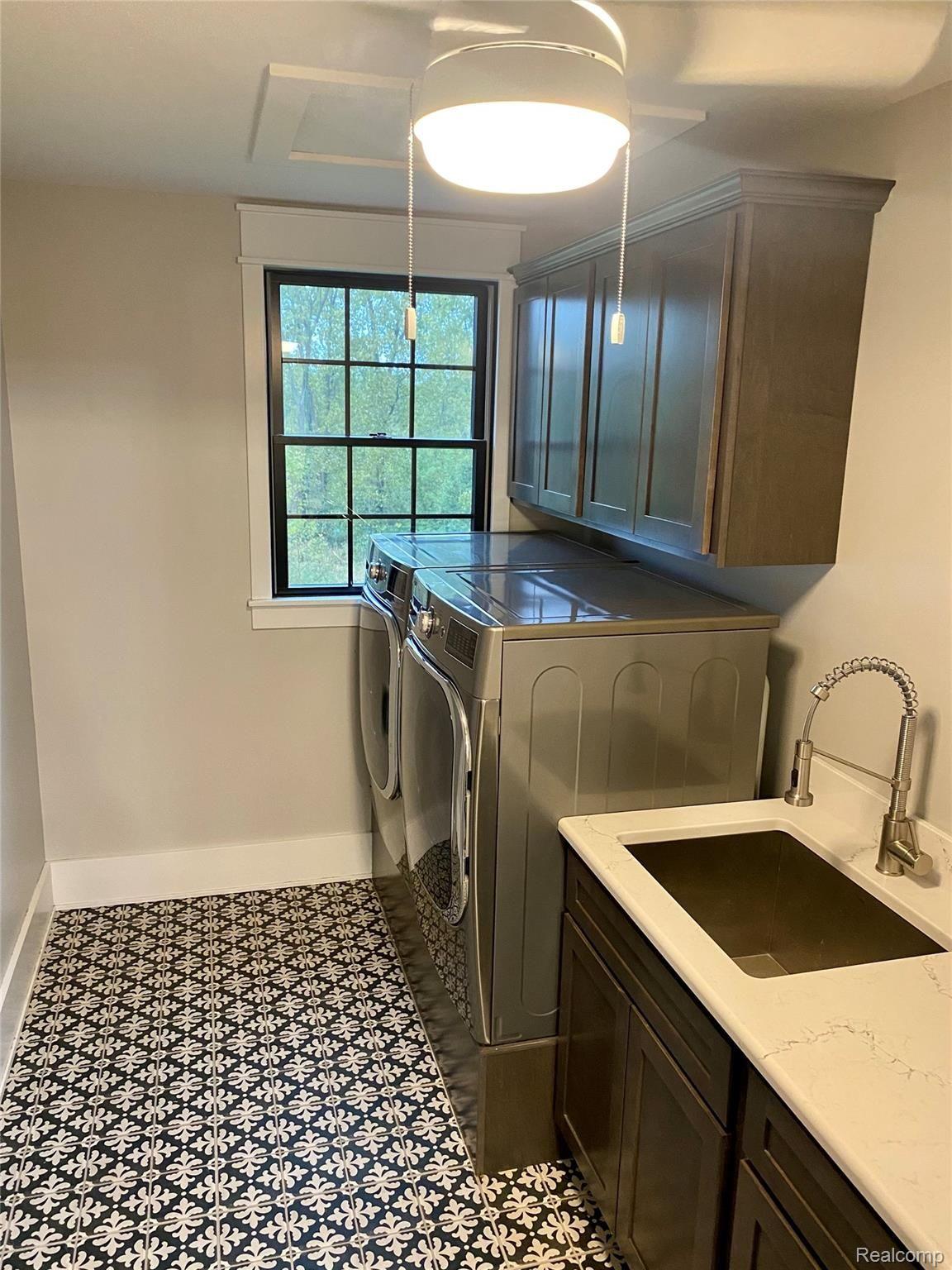 568 South Elba Road Lapeer, MI 48446 - Photo 26 of 43 Laundry room