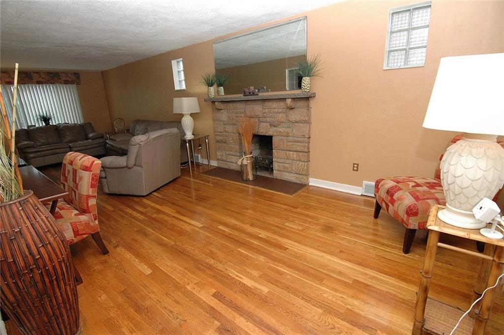 2932 Middletown Road Pittsburgh, PA 15204 - Photo 4 of 25 Gallery Image 4