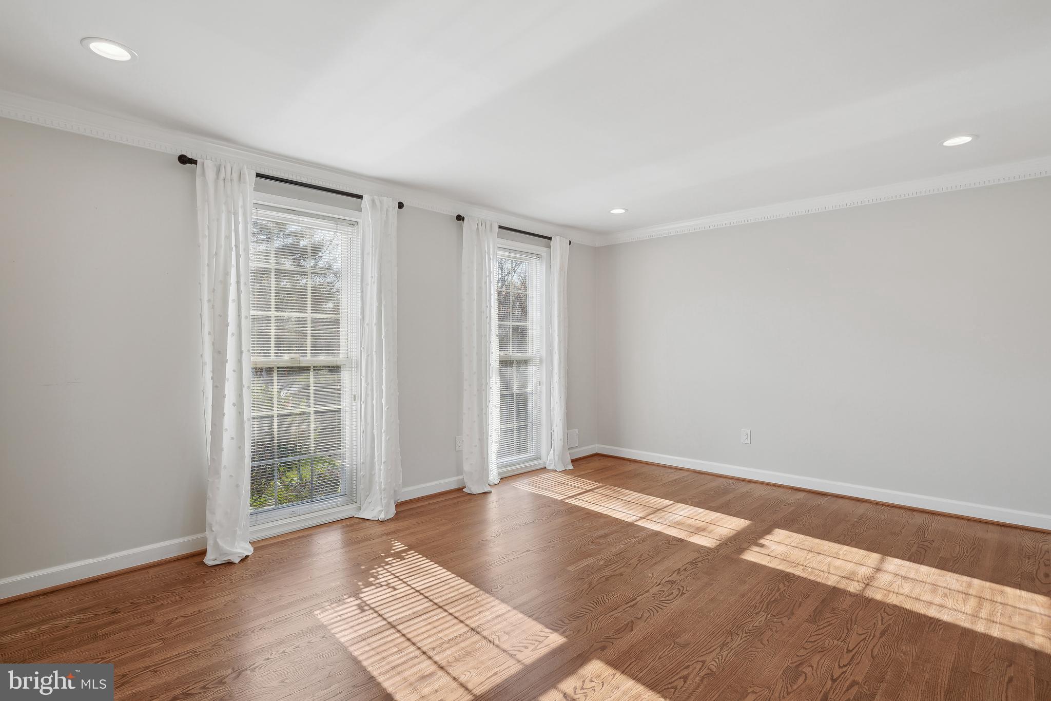 9912 Hall Road Potomac, MD 20854 - Photo 3 of 15 Large Living room