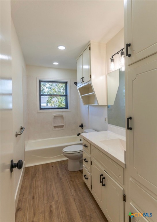 286 South Baese Road Elm Mott, TX 76640 - Photo 17 of 23 a bathroom with a sink a toilet and a bathtub