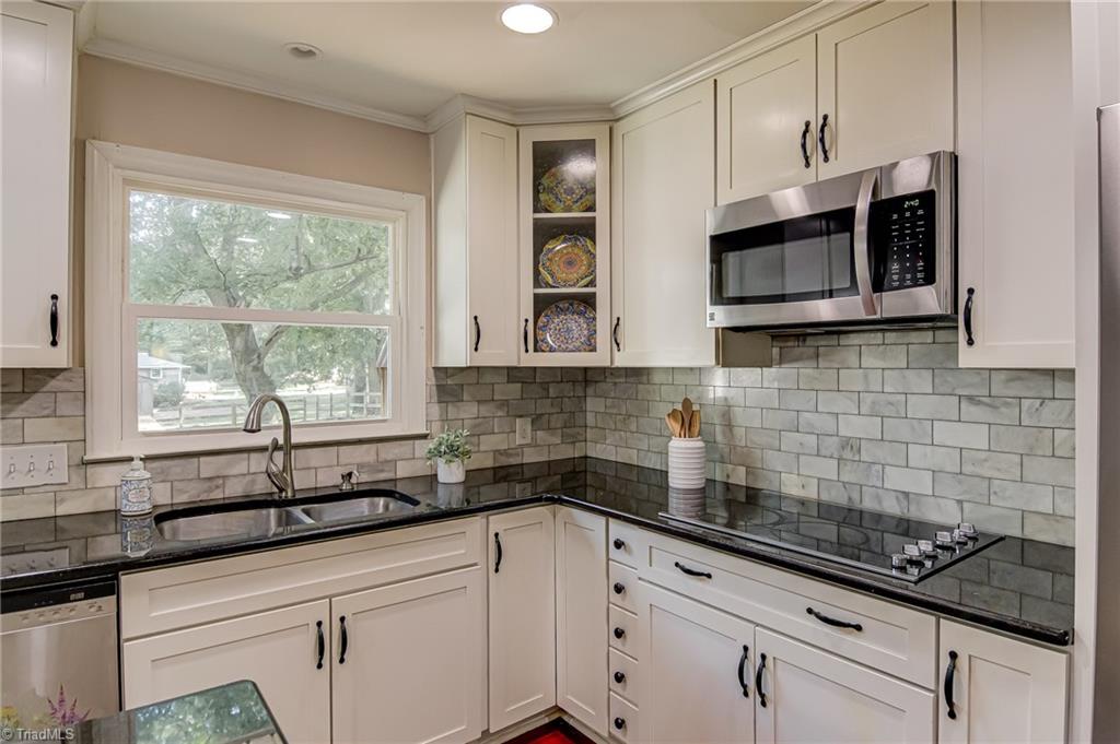 208 Mountain View Road King, NC 27021 - Photo 8 of 33