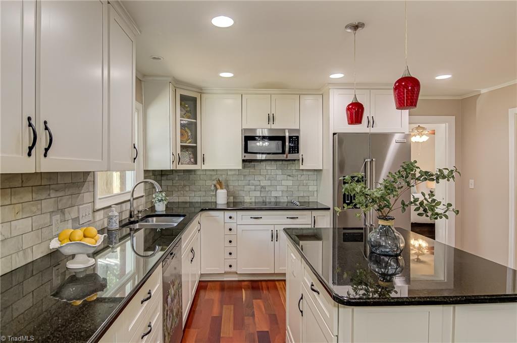 208 Mountain View Road King, NC 27021 - Photo 10 of 33