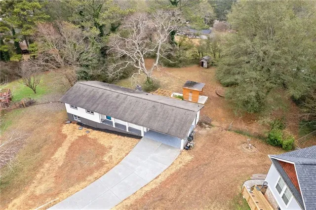 a view of a pathway with a yard
