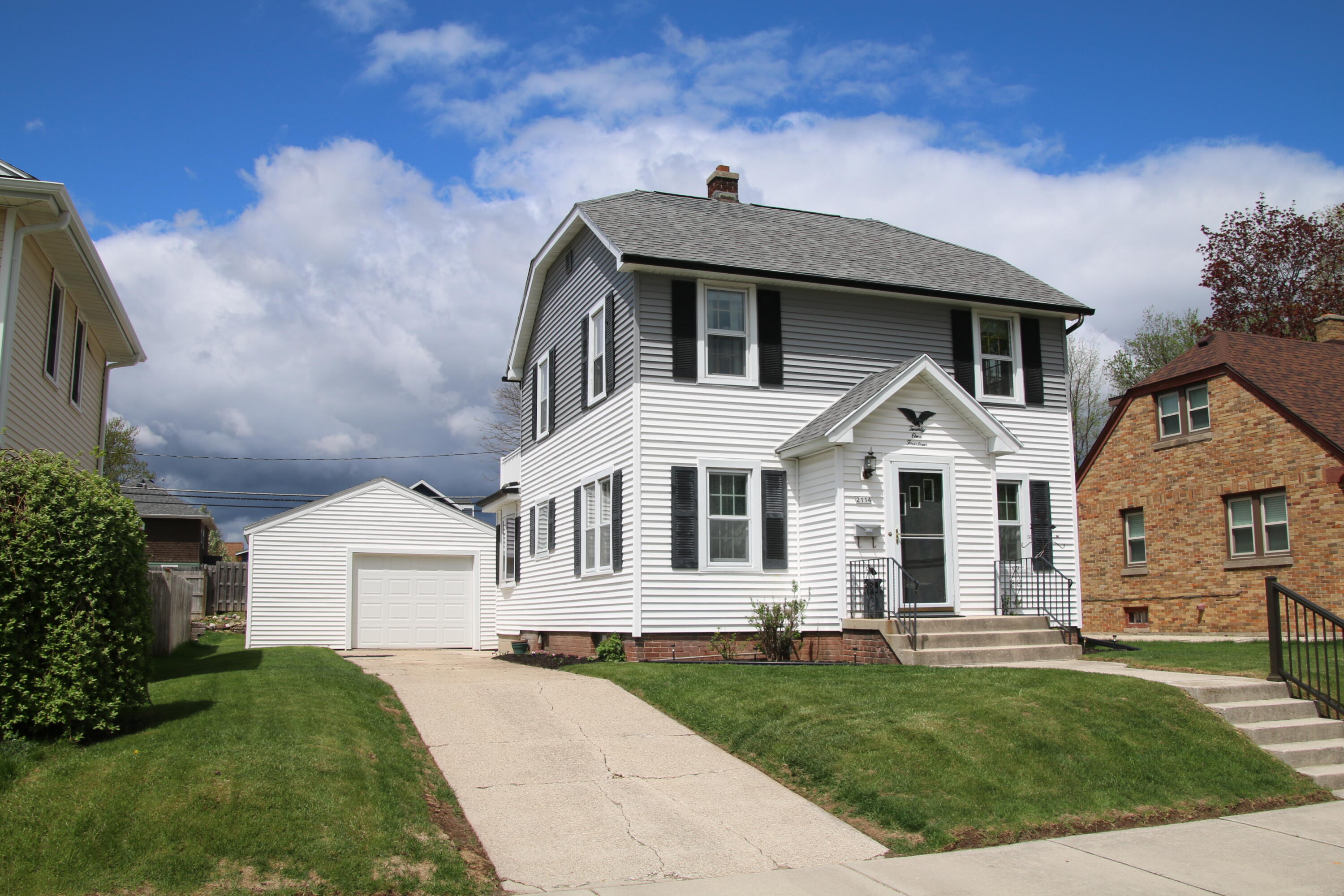 2114 North 19th Street Sheboygan, WI 53081 - Photo 4 of 37 Front Garage