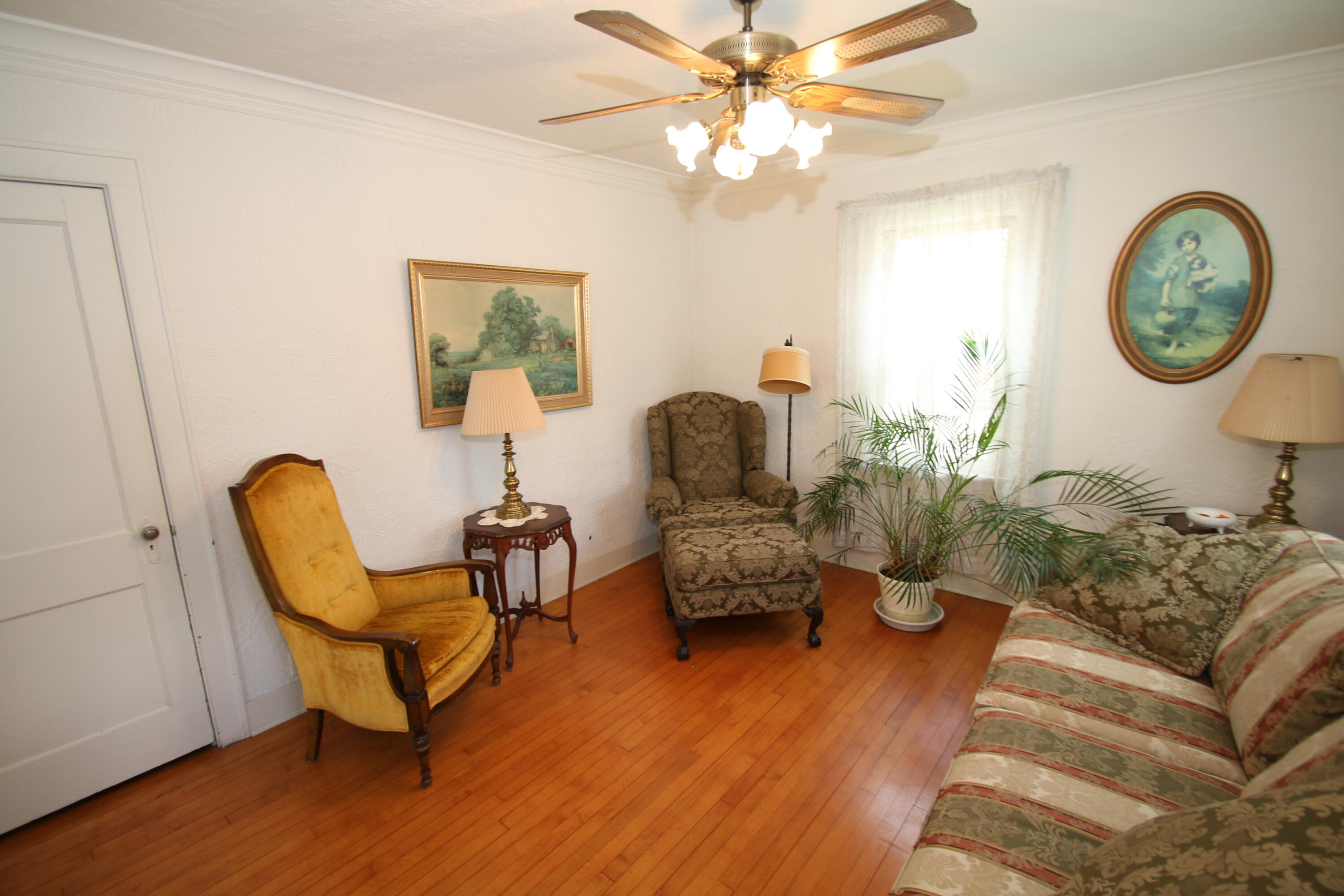 2114 North 19th Street Sheboygan, WI 53081 - Photo 7 of 37 Living Room