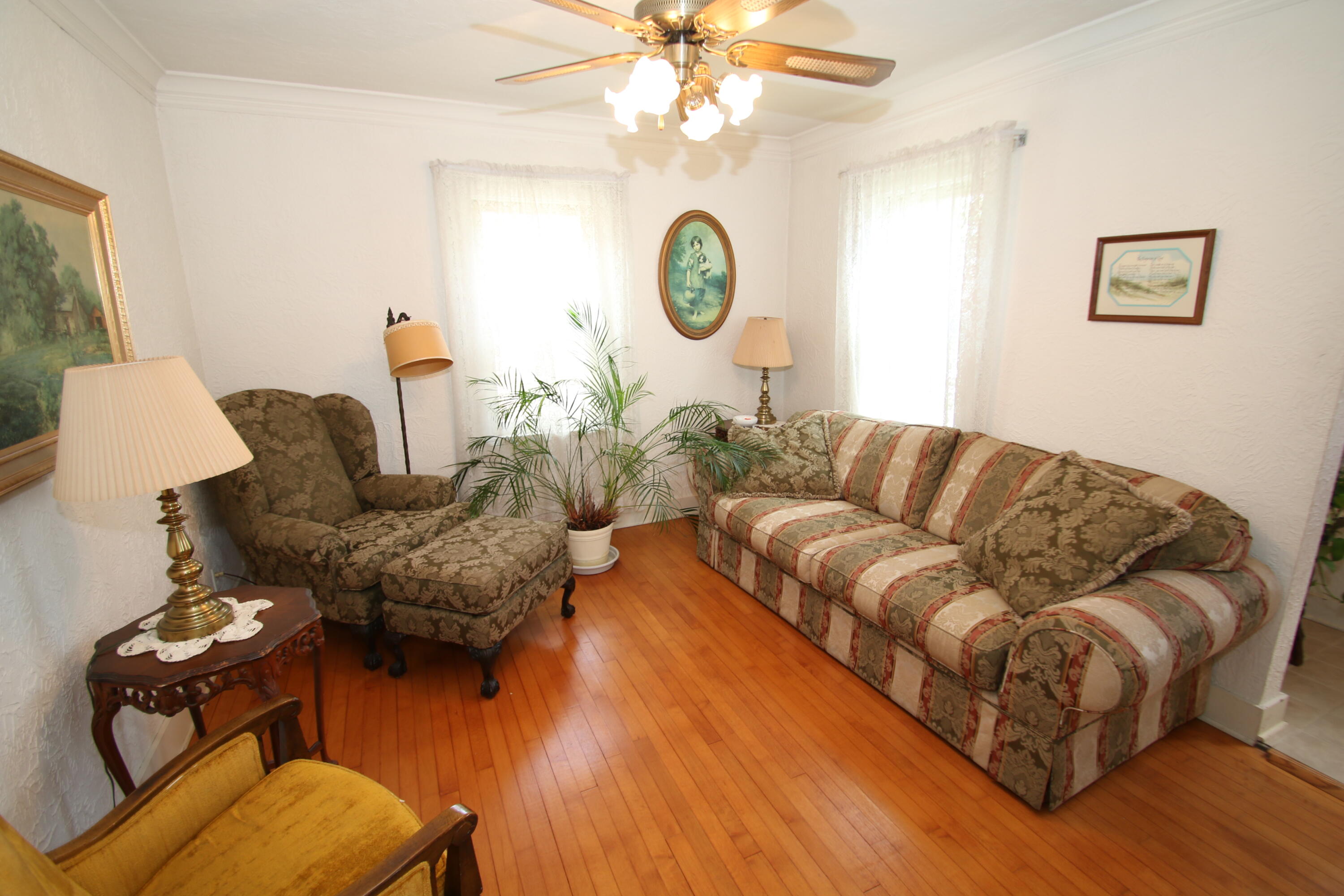 2114 North 19th Street Sheboygan, WI 53081 - Photo 8 of 37 Living Room