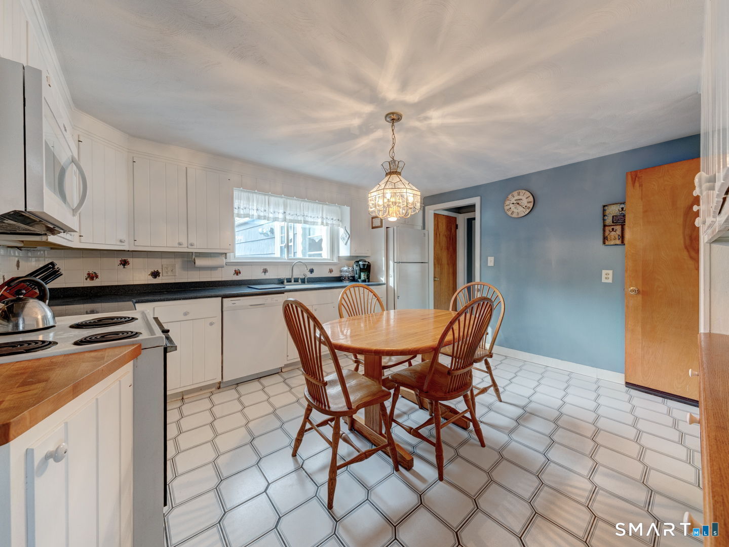 28 Berldale Avenue Berlin, CT 06037 - Photo 11 of 40 Spacious sunny kitchen with plenty of cabinets