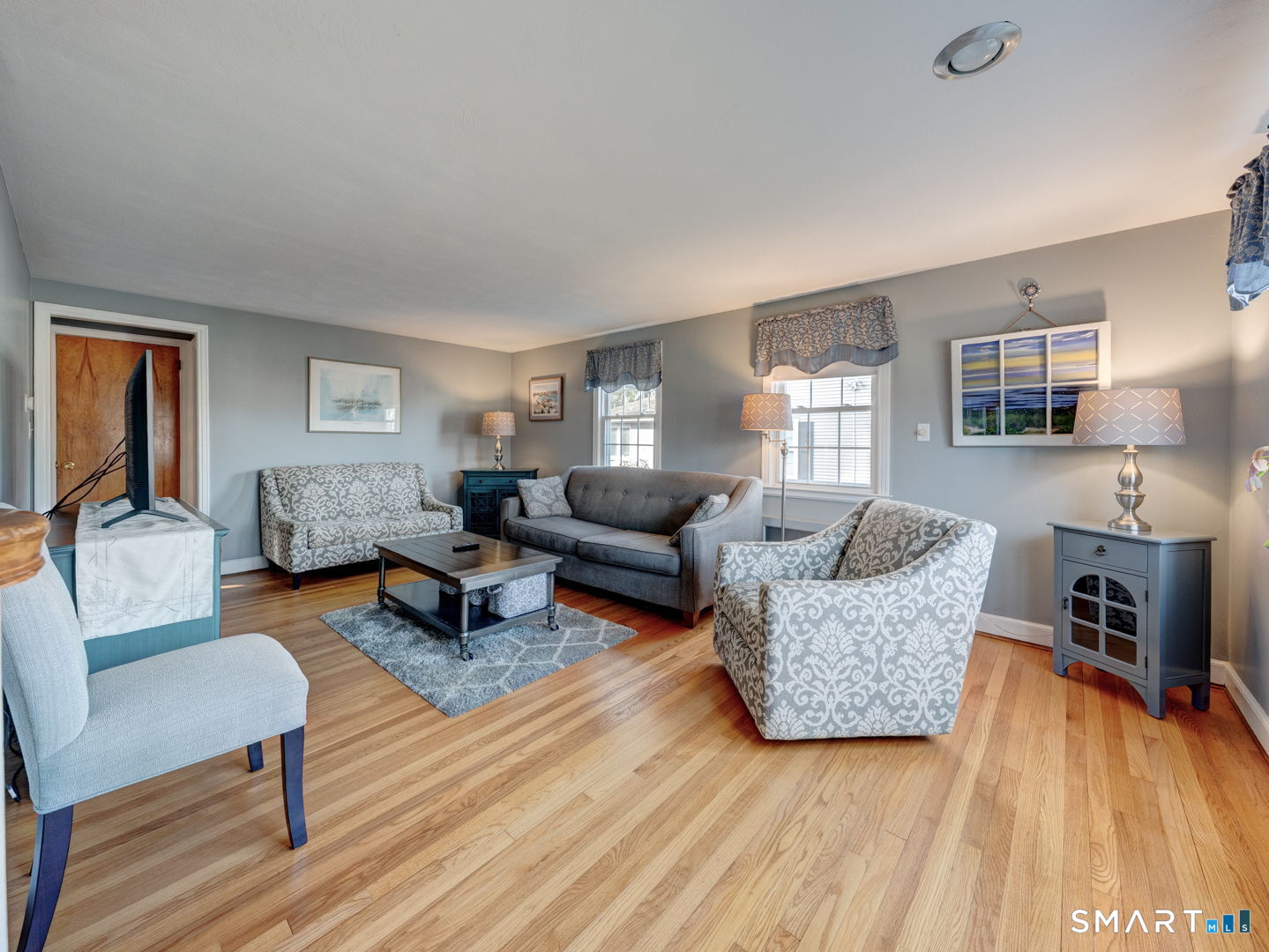 28 Berldale Avenue Berlin, CT 06037 - Photo 6 of 40 Spacious living room great for entertaining