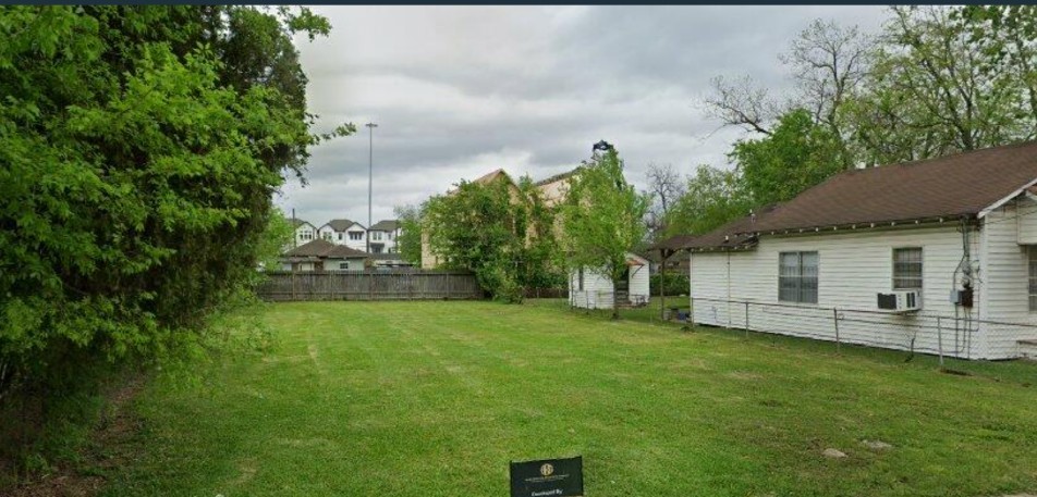4437 Providence Street Houston, TX 77020 - Photo 4 of 10 a view of a backyard with plants and large trees