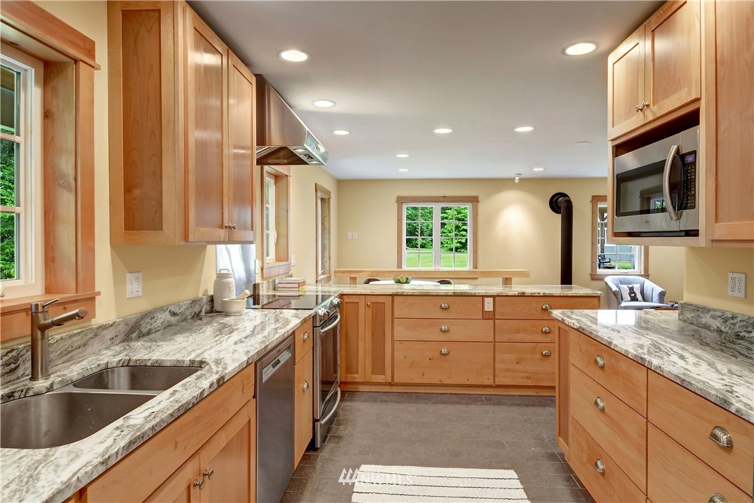 17816 Commons Road Southwest Vashon, WA 98070 - Photo 9 of 40