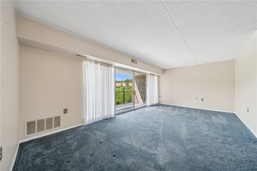 2160 Greentree Road, Unit 100W Pittsburgh, PA 15220 - Photo 3 of 26 Living Room