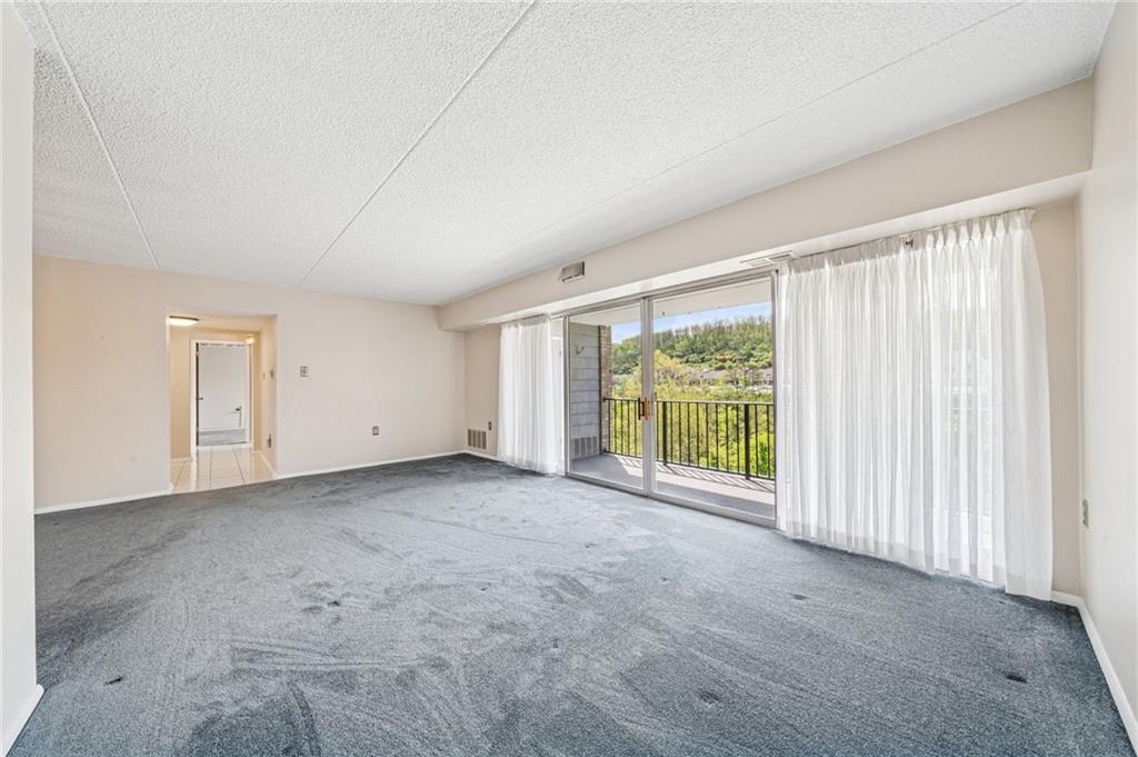 2160 Greentree Road, Unit 100W Pittsburgh, PA 15220 - Photo 4 of 26 Living Room