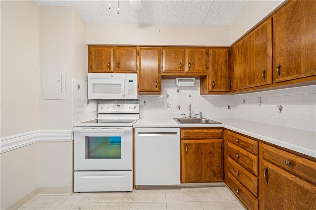 2160 Greentree Road, Unit 100W Pittsburgh, PA 15220 - Photo 8 of 26 Kitchen