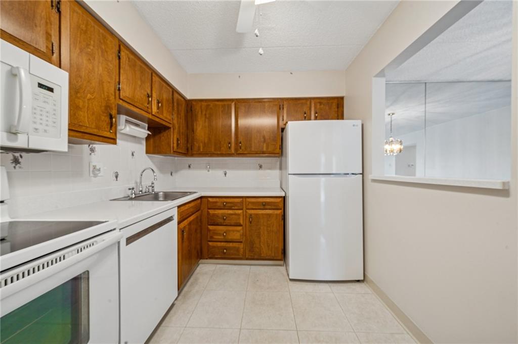 2160 Greentree Road, Unit 100W Pittsburgh, PA 15220 - Photo 10 of 26 Kitchen open to Dining Room