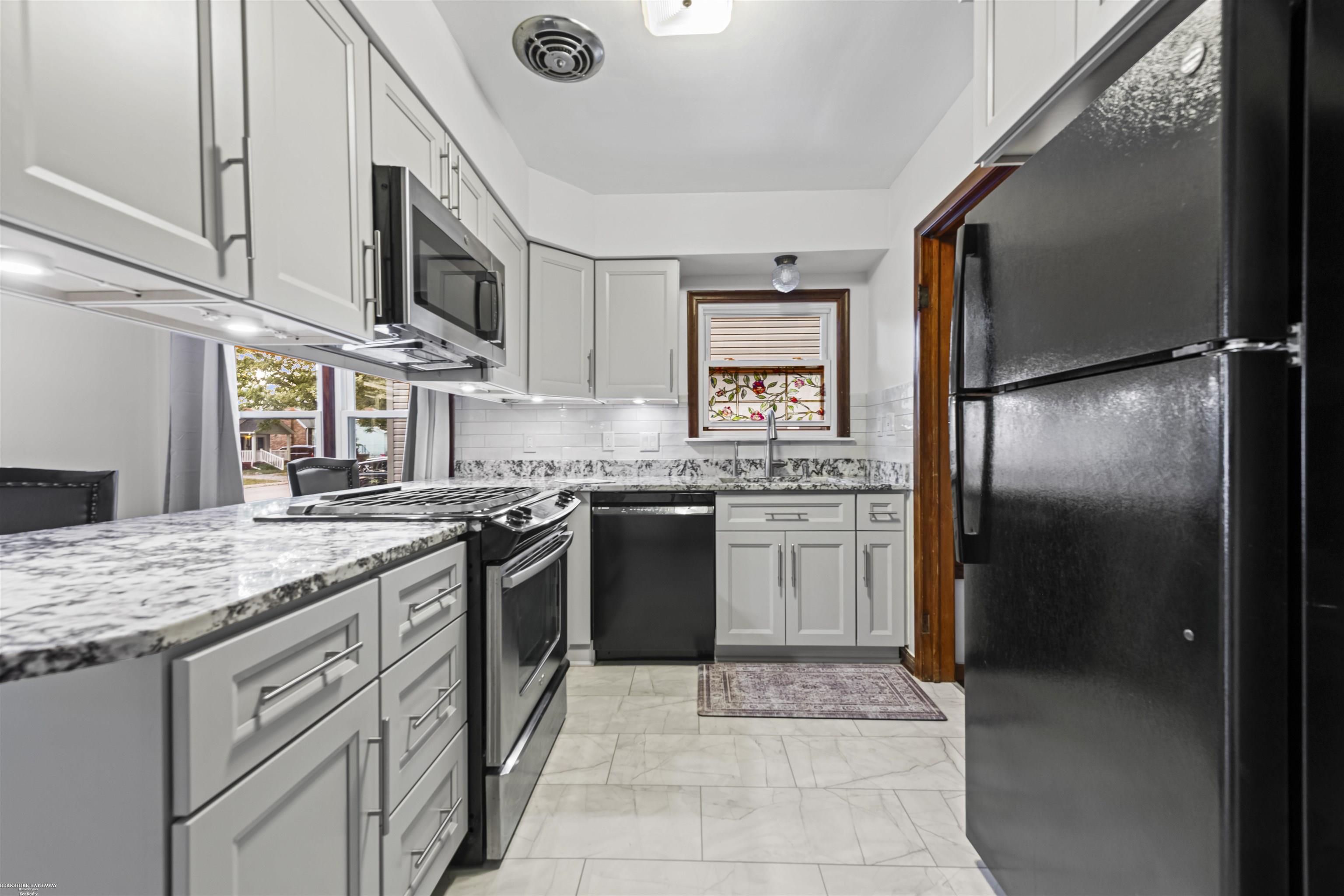 2147 Roslyn Road Grosse Pointe Woods, MI 48236 - Photo 7 of 32