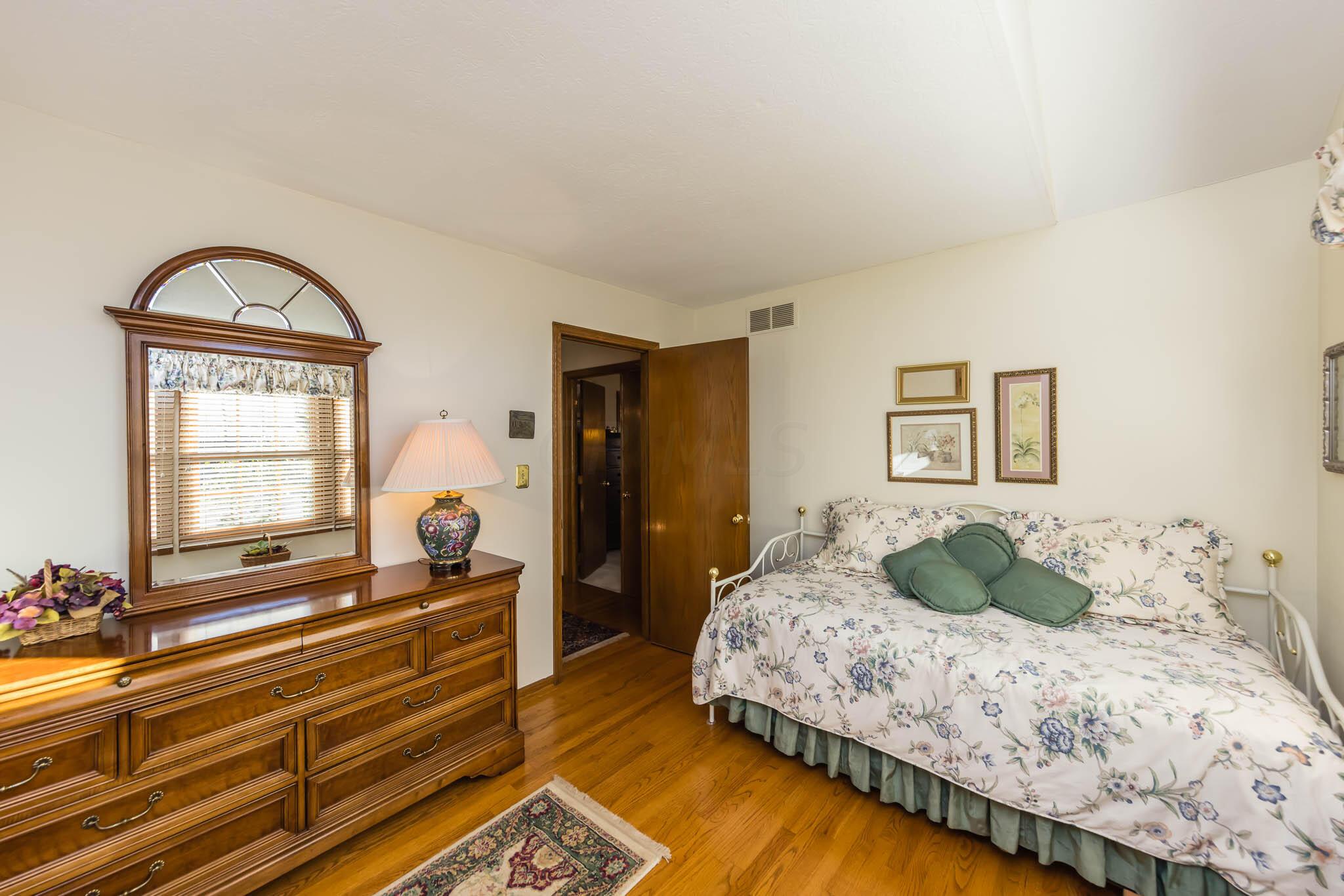 901 Riva Ridge Boulevard Columbus, OH 43230 - Photo 32 of 48 10' x 12'2" Bedroom #3