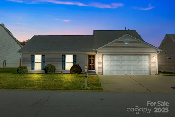 a view of a house with a yard