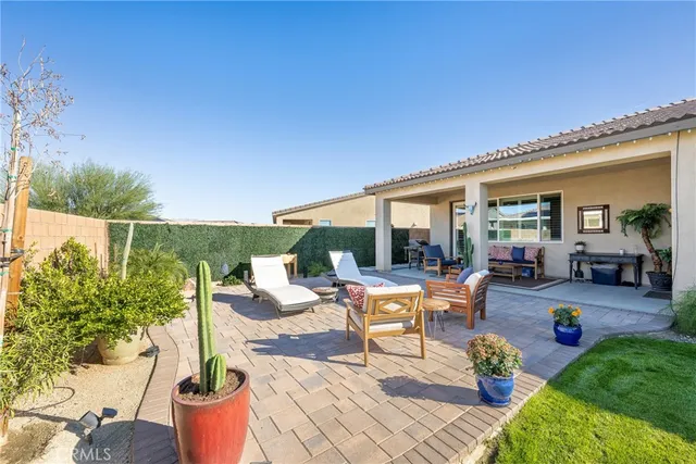 a view of a house with backyard