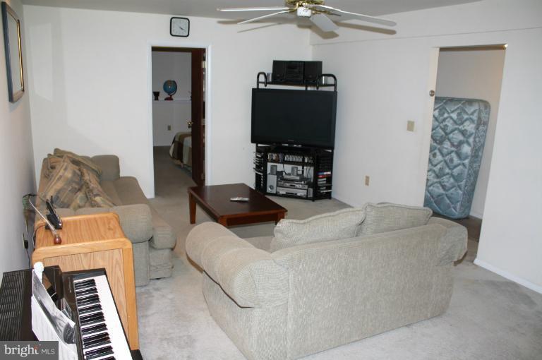 1748 Poplar Ridge Road Pasadena, MD 21122 - Photo 8 of 19 Living Room