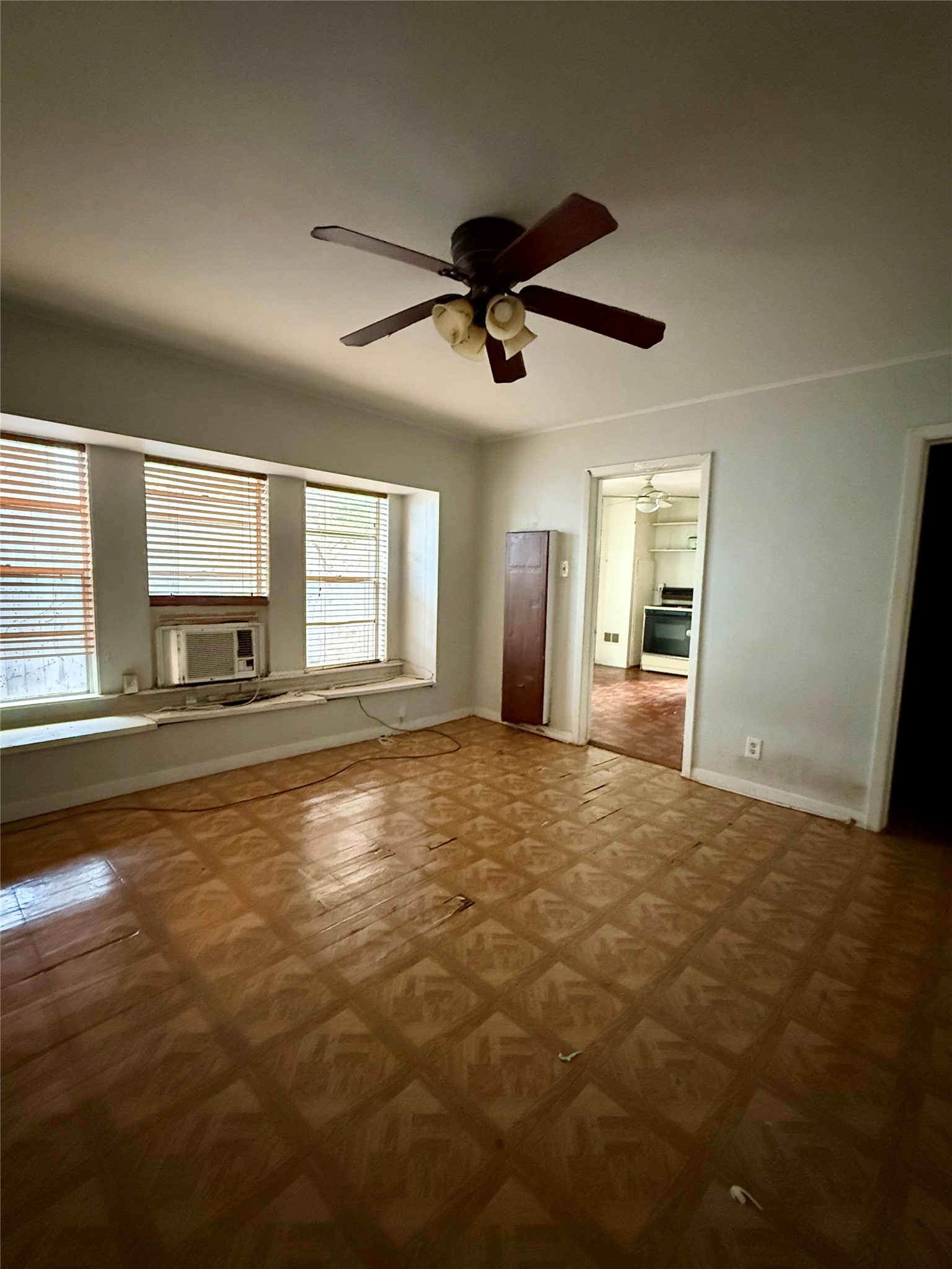 1526 Yale Street, Unit 2 Houston, TX 77008 - Photo 6 of 8 a view of empty room with windows and ceiling fan
