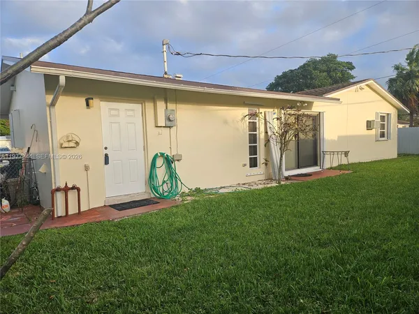 a view of a back yard of the house