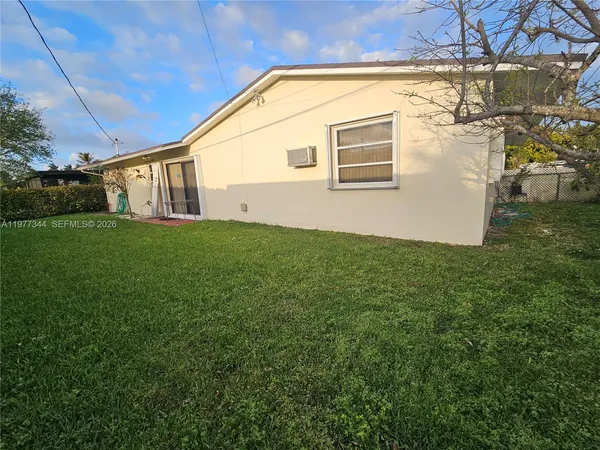 a view of a house with backyard and garden