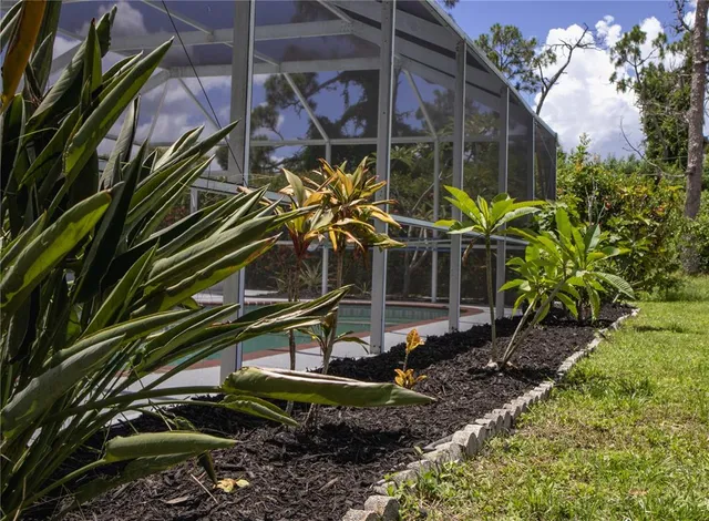 a view of a backyard