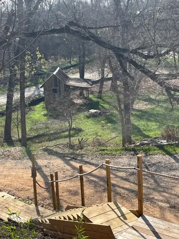 a view of a backyard
