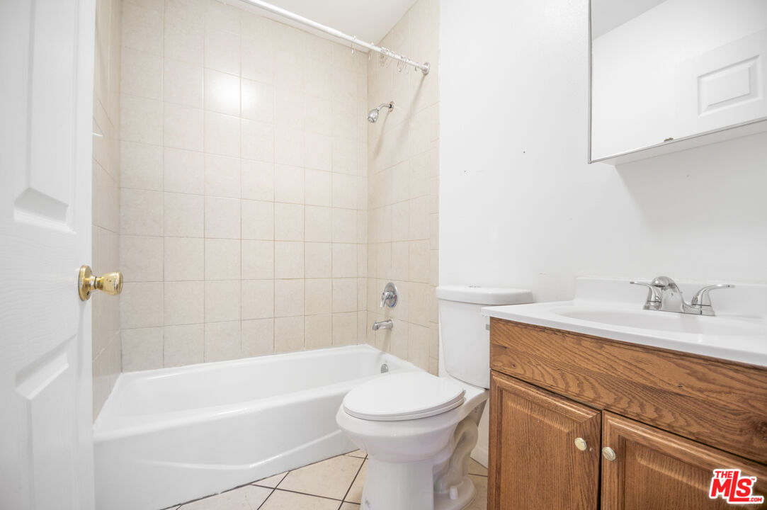 3660 Halldale Avenue Los Angeles, CA 90018 - Photo 7 of 10 a bathroom with a sink a toilet and a bathtub
