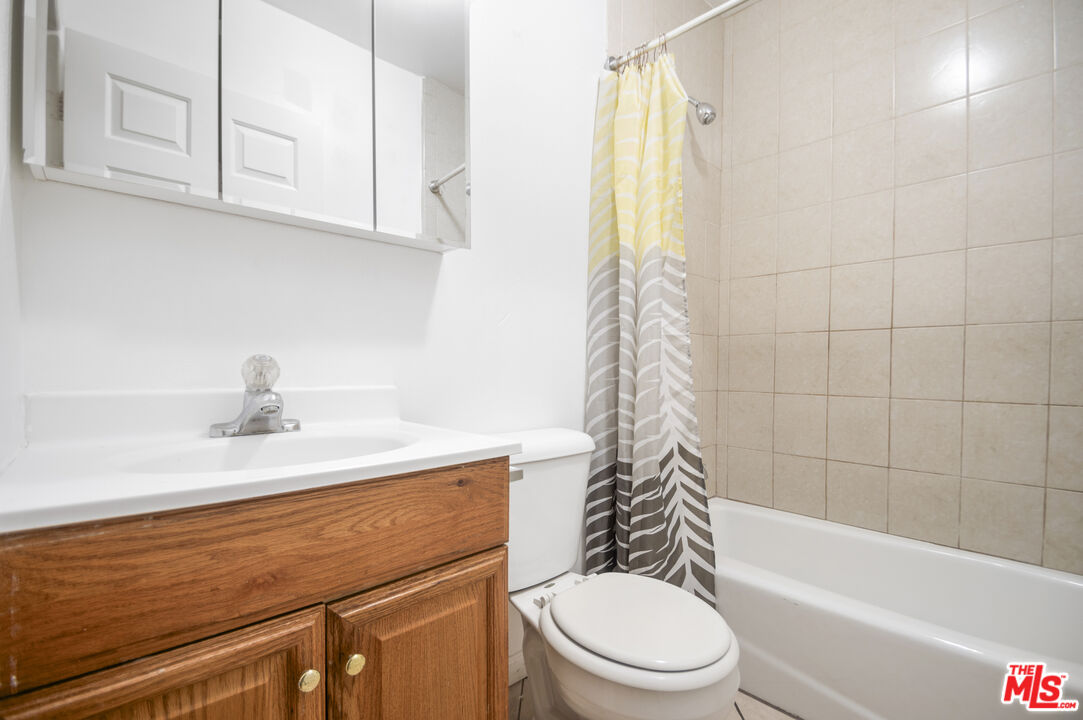 3660 Halldale Avenue Los Angeles, CA 90018 - Photo 10 of 10 a bathroom with a sink a toilet and a bathtub