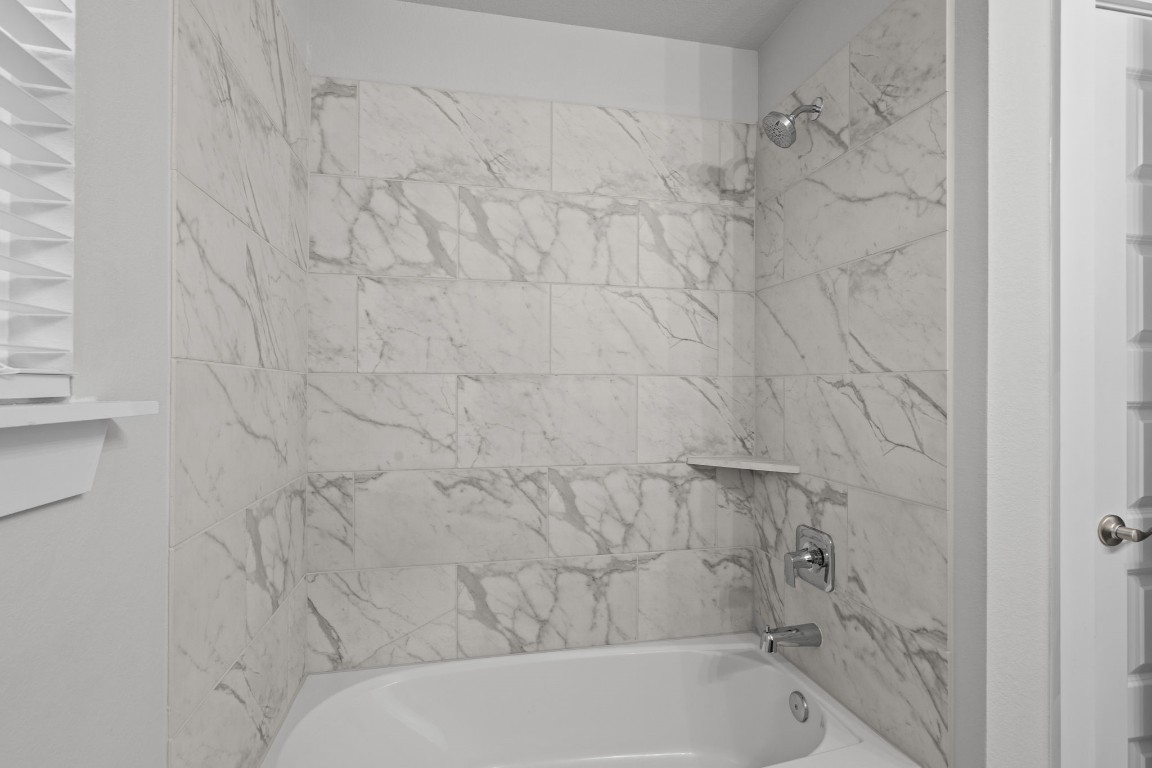 3414 Everglade Lane Rosenberg, TX 77471 - Photo 15 of 29 a bathroom with a bathtub