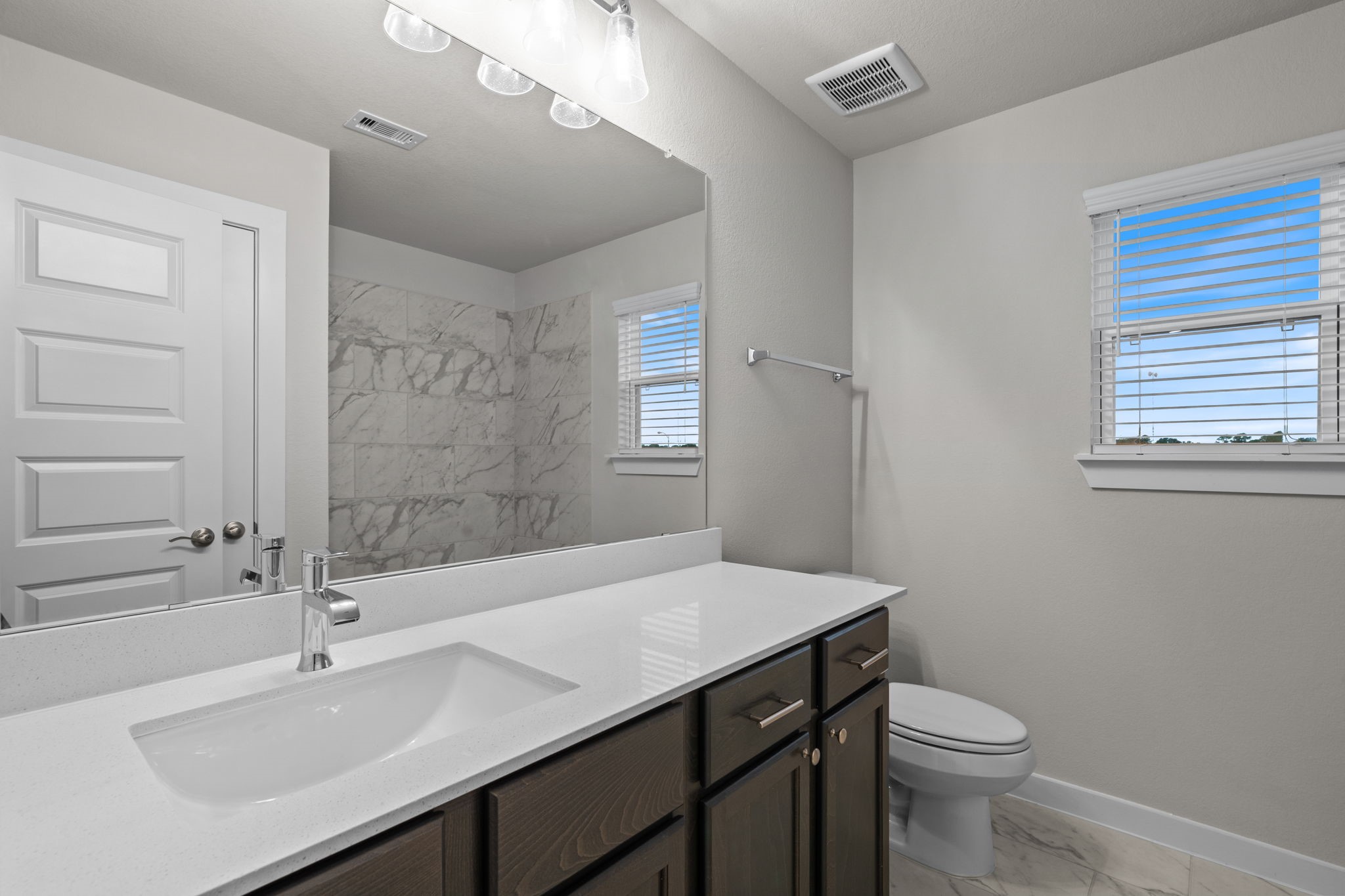 3414 Everglade Lane Rosenberg, TX 77471 - Photo 8 of 29 a bathroom with a sink a toilet and shower