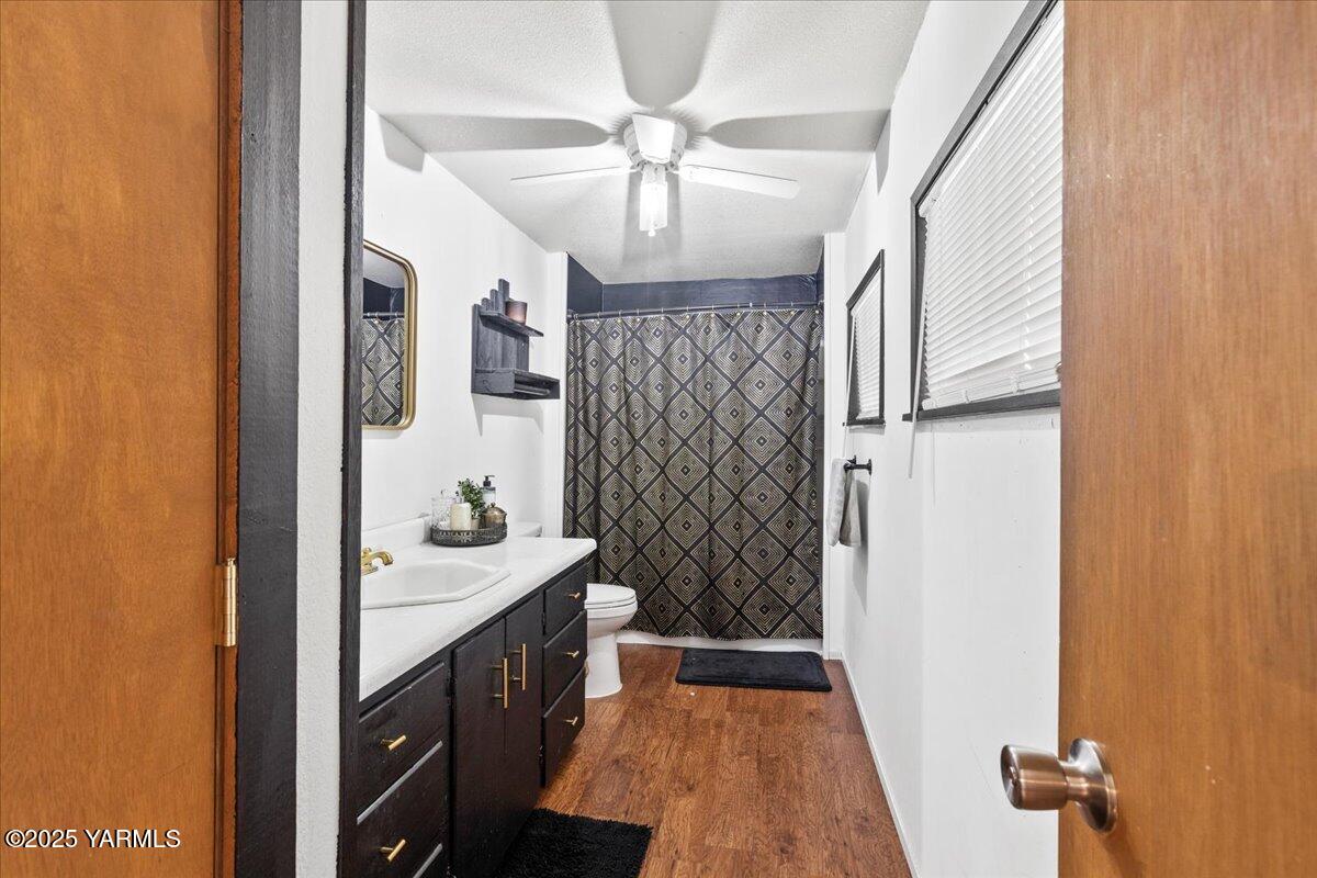 101 West Slavin Road Yakima, WA 98903 - Photo 16 of 37 a bathroom with a sink a toilet a mirror and shower