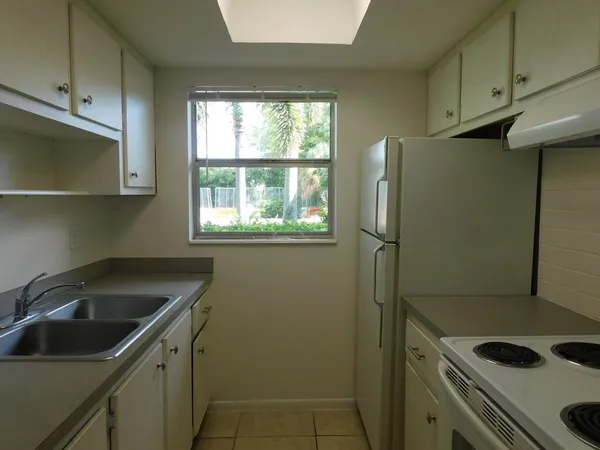 $1,700 | 640 Southeast 2nd Avenue, Unit 107, Boynton Beach, FL 33435