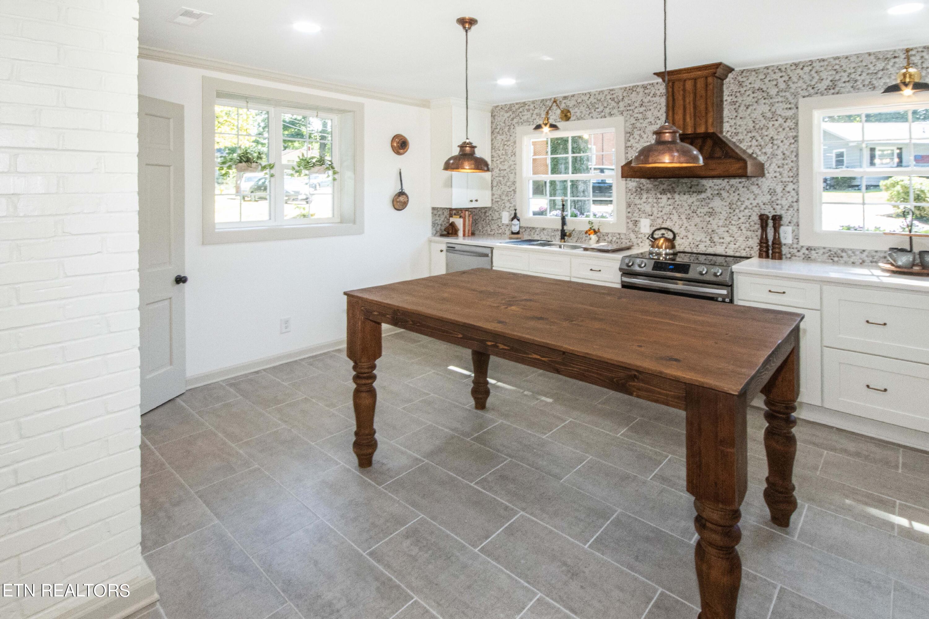 106 Everest Circle Oak Ridge, TN 37830 - Photo 17 of 51 V19A2811