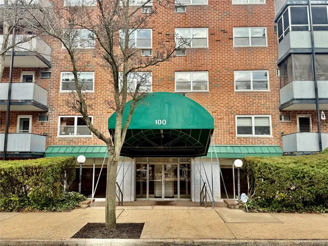 $2,975 | 100 Lincoln Avenue, Unit 5C, Mineola, NY 11501