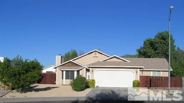 a view of front a house with a yard