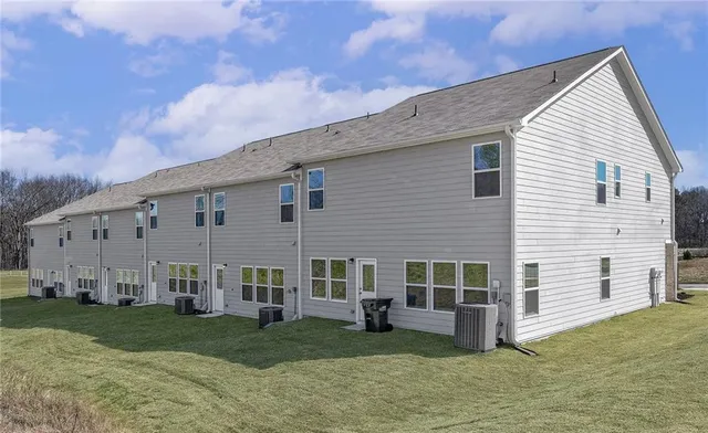a view of a house with backyard