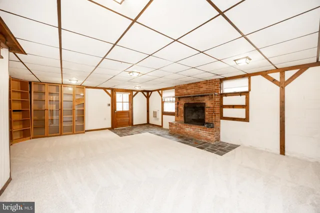 a big room with an empty space