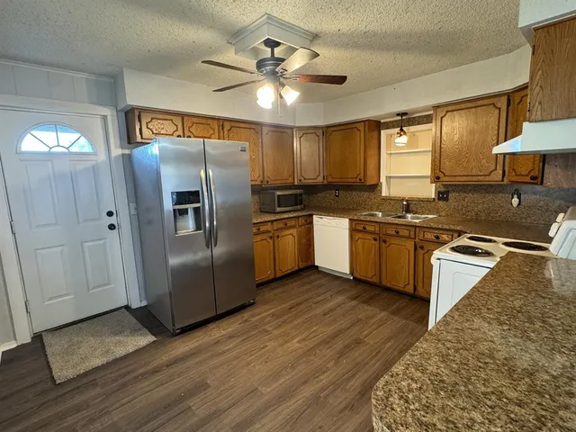 $1,800 | 1113 East Quinlan Parkway, Quinlan, TX 75474