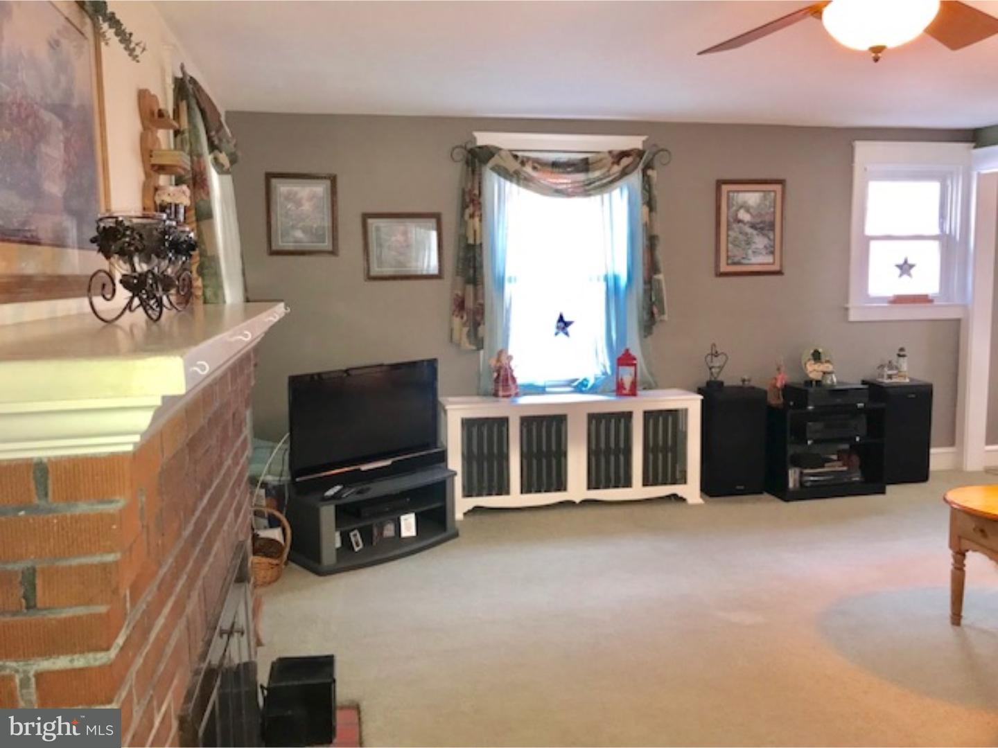 206 East Avon Road Brookhaven, PA 19015 - Photo 4 of 25 Living Room