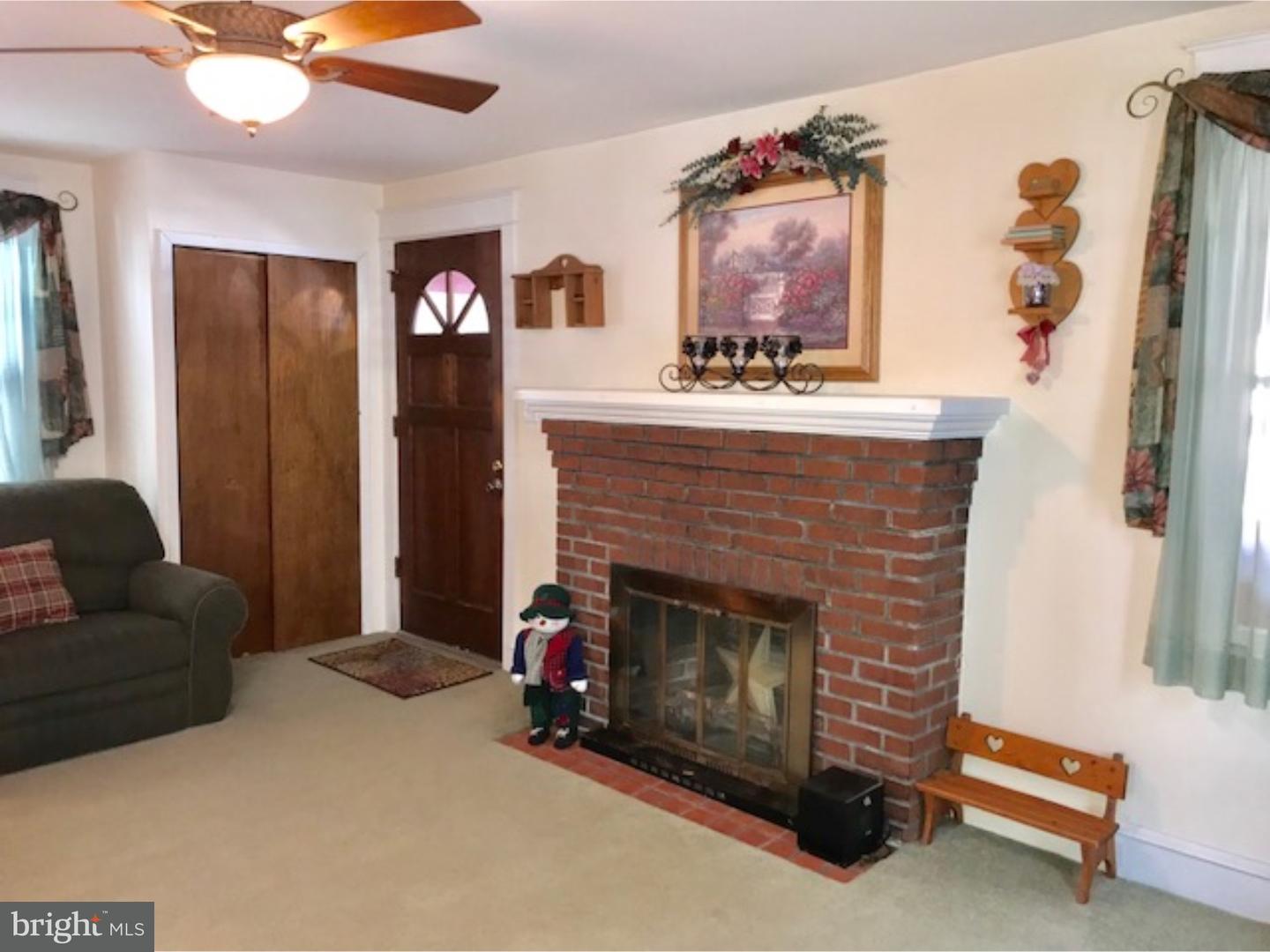 206 East Avon Road Brookhaven, PA 19015 - Photo 7 of 25 Living Room