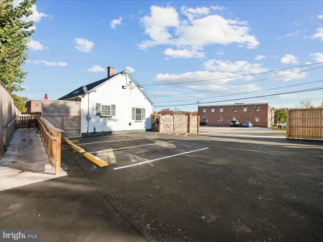 a view of residential houses with city street