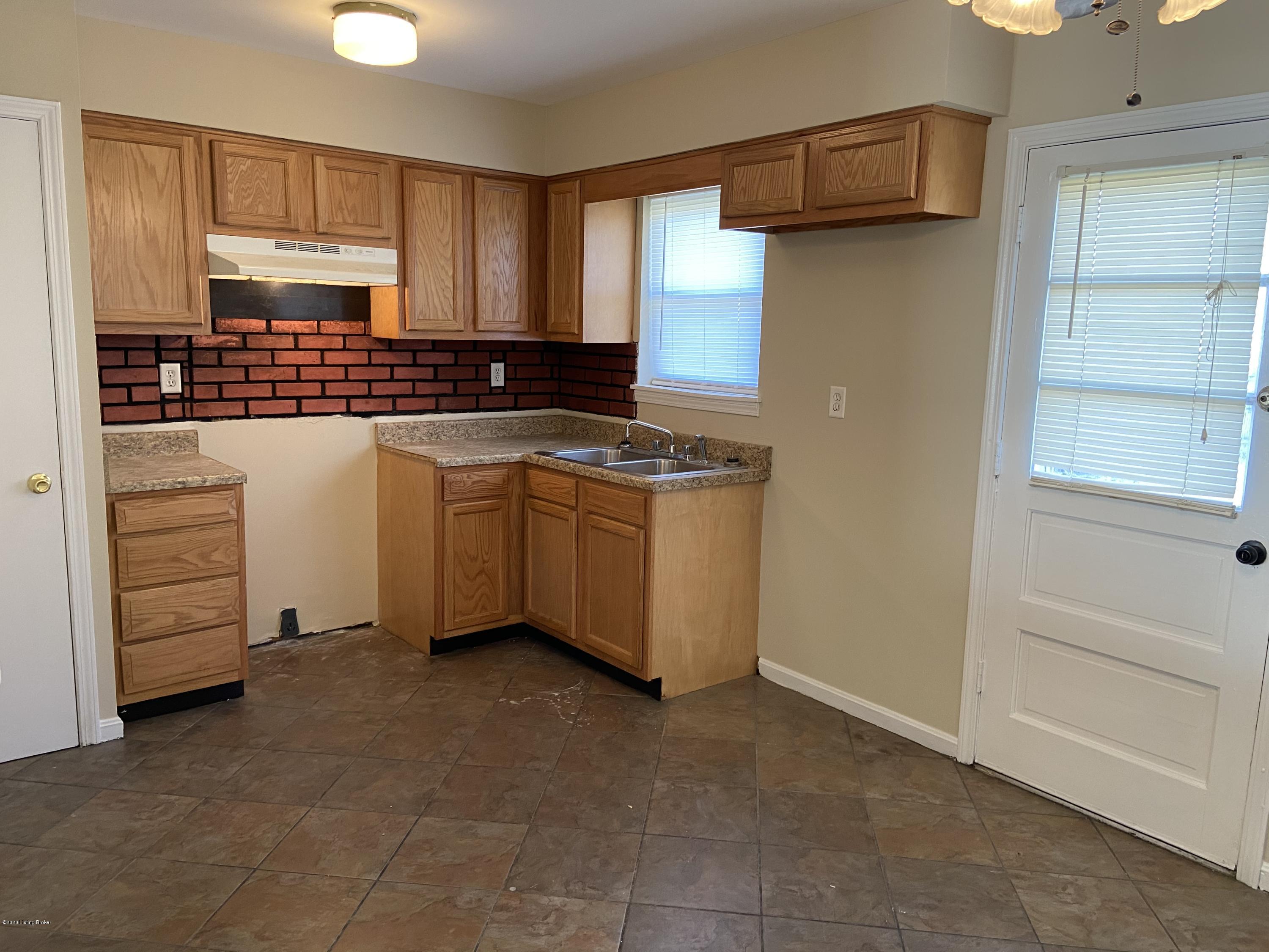 11214 Torrington Road Louisville, KY 40272 - Photo 3 of 9 IMG_0382