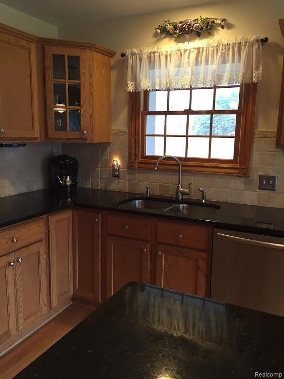 925 West Marr Road Howell, MI 48855 - Photo 7 of 35 Kitchen close up of window.jpg