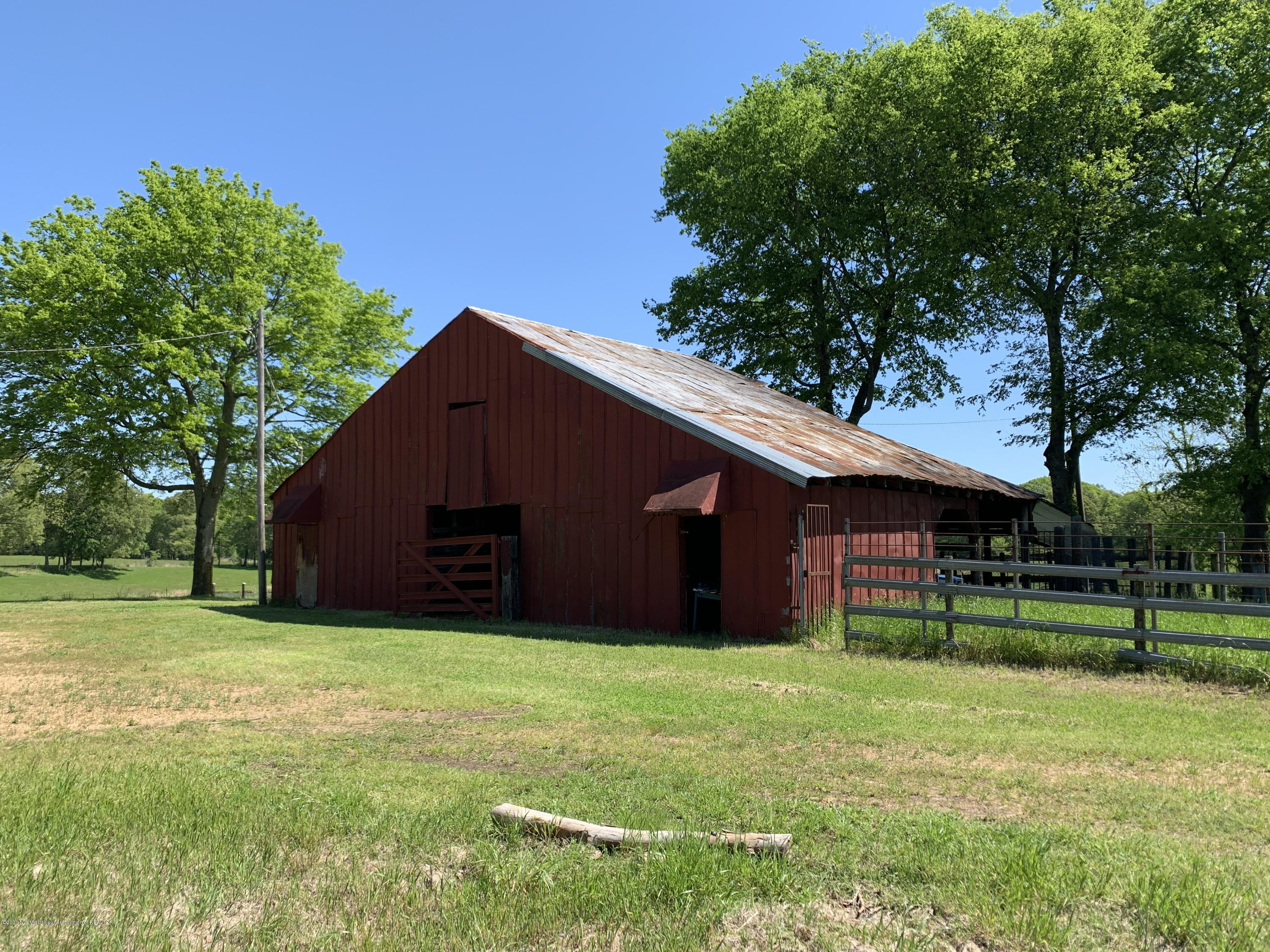 1016 Parks Place Road Batesville, MS 38606 - Photo 14 of 16 20200421_162420681_iOS