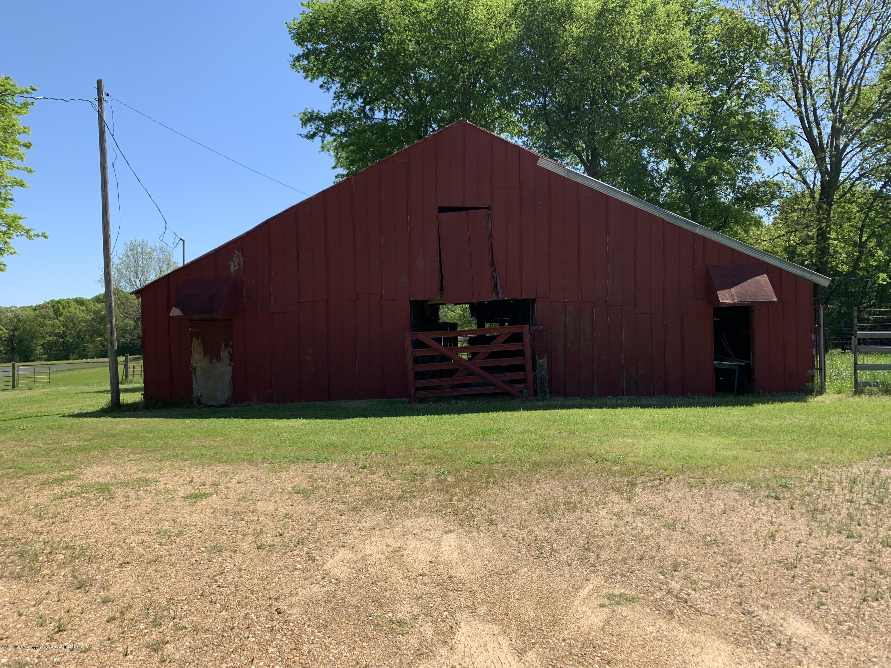 1016 Parks Place Road Batesville, MS 38606 - Photo 5 of 16 20200421_162405135_iOS